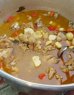 PATTES DE PORC EN BOUILLON