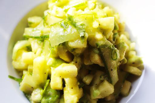AVOCAT ANANAS CONCOMBRE EN SALADE AVEC DU POIVRE DE PENJA